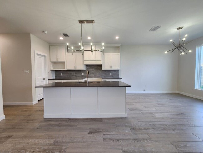 Building Photo - 7506 Cresta Bella St