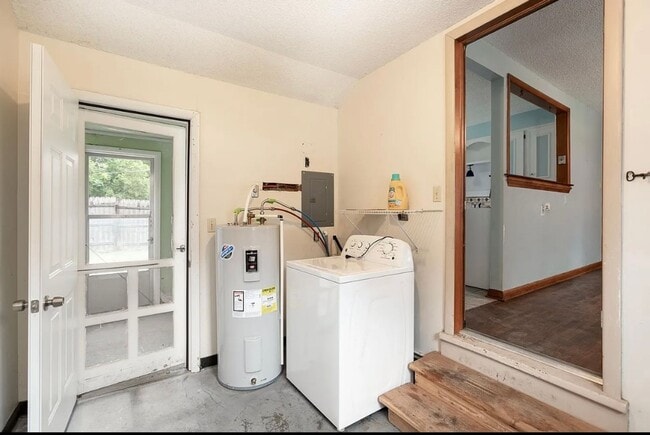 Building Photo - $895 - 2 bed 1 bath - Single Family Home