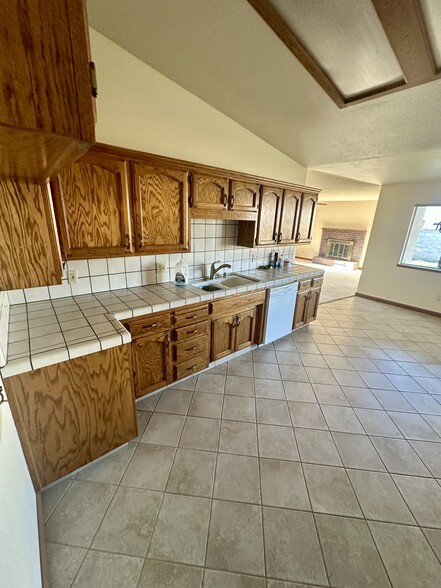 Kitchen - 2306 W Roby Ave