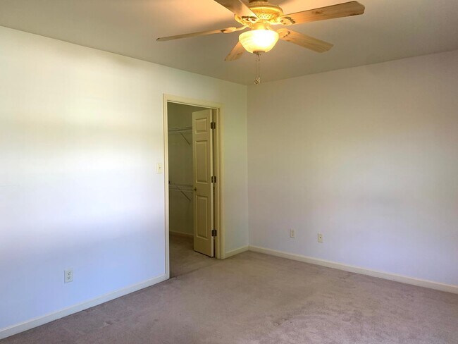 Building Photo - Lovely single family, brick rancher home with 3 beds/2.5 baths!!