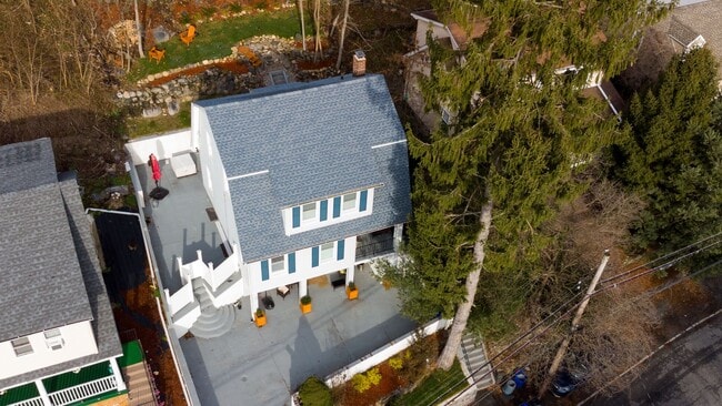 Building Photo - Beautiful 4BD Dutch Colonial Home in Harts...