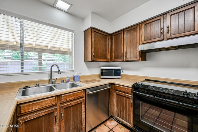 Building Photo - 1252 E El Parque Dr