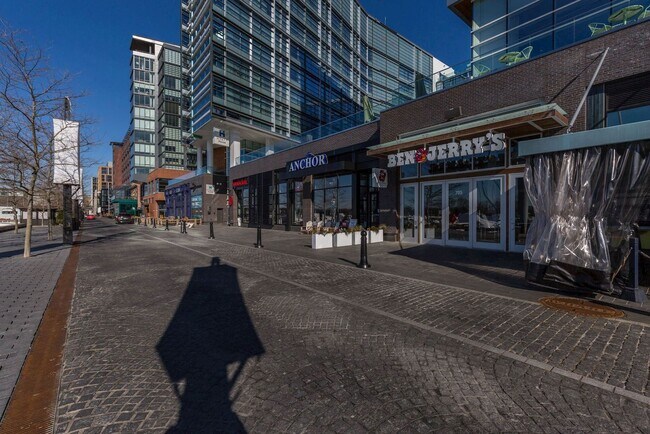 Building Photo - 1 bedroom 1 bathroom Condo in Navy Yard!