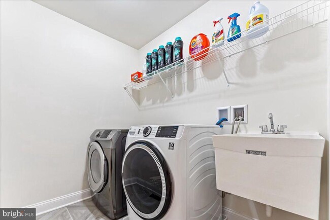 Building Photo - 321 Middletown Rd