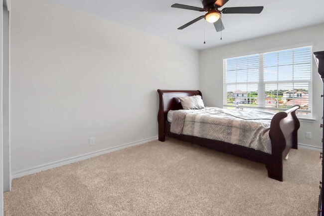 Building Photo - "Spacious 5-Bedroom Home with 3.5 Full Bat...