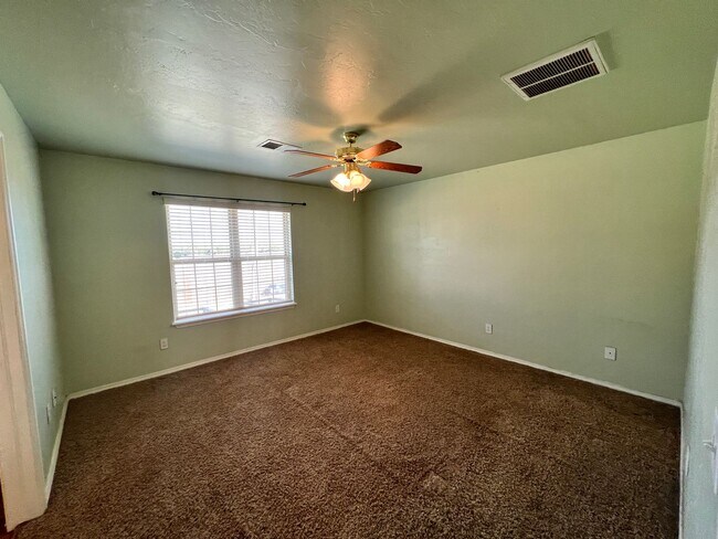Building Photo - $500 OFF FIRST MONTHS RENT | Sweet Home in Hope Crossing!