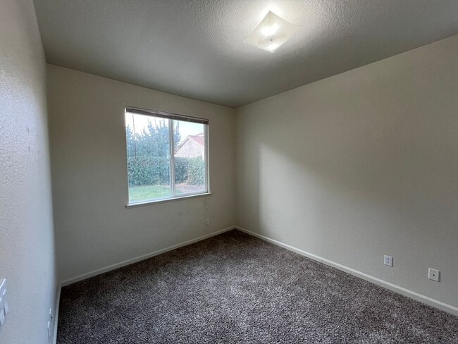 Building Photo - Large Two Story Crossroads Home!
