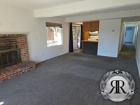 Building Photo - 2 Bedroom, 1 Bath duplex, Close to 40th & Summitview