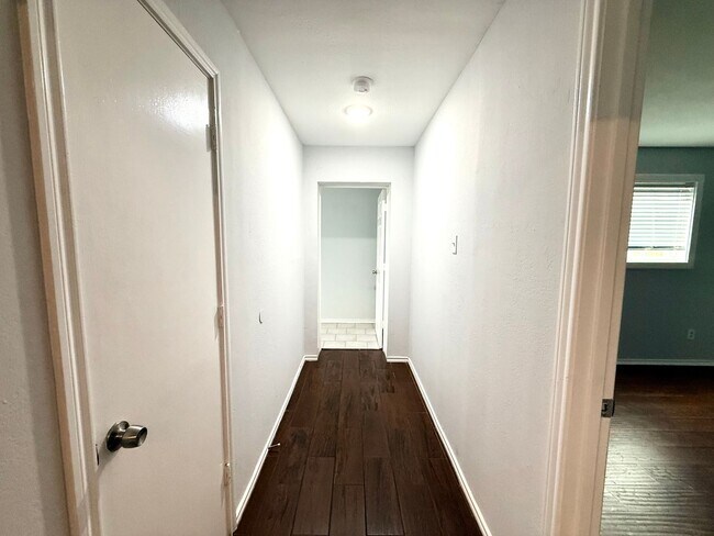 Building Photo - 1020-1022 Vera Court