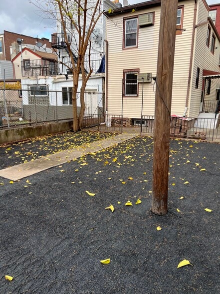 Building Photo - 110 Elm St