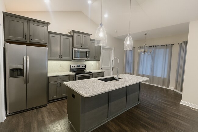 Building Photo - Spacious 4 Bedroom Home with Basement and Wet Bar in Clearwater