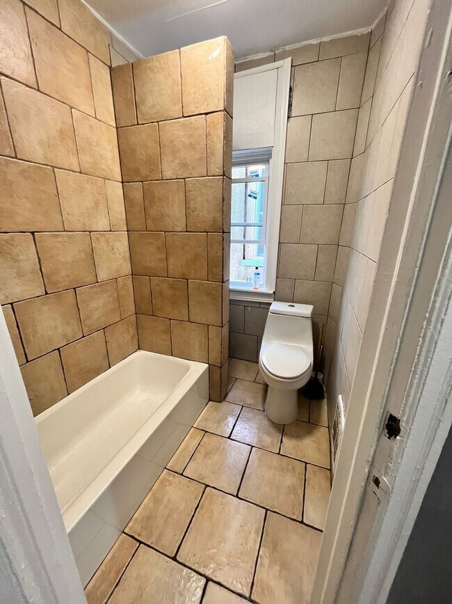 Building Photo - Spacious 3 Bedroom Rental Available Now in Harrowgate