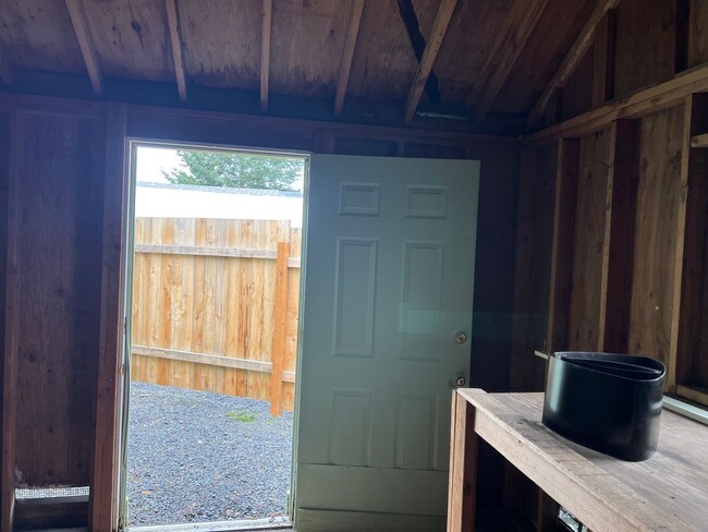 Building Photo - Upstairs 1 bedroom apartment with garage!