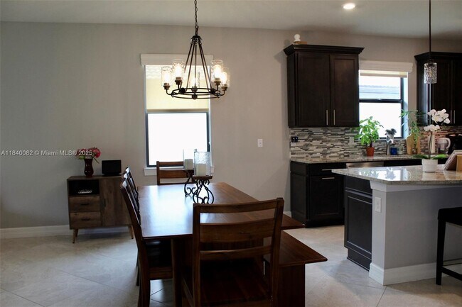 Building Photo - 620 SE Monet Dr