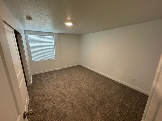 Building Photo - Recently Finished Basement! 3 bed 2 bath - in unit laundry!