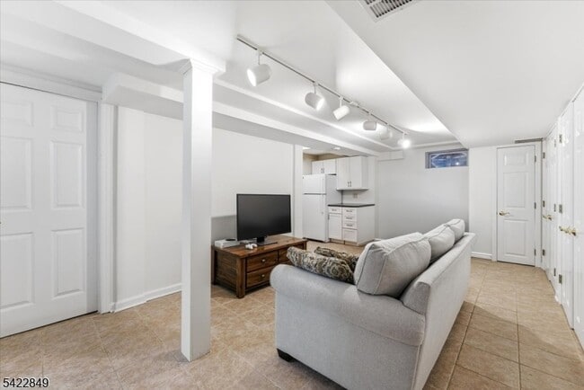 Building Photo - 260 Walnut St