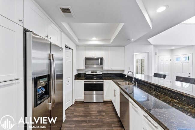 Building Photo - Beautifully Upgraded 2 Bed, 2 Bath + Den W...
