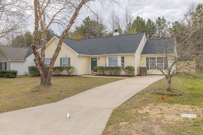 Building Photo - Beautiful 4 bed 2 bath home in Greensboro with fenced yard. Walk to coffee shop and restaurants.