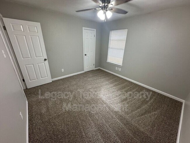 Building Photo - 1608 Sun Valley Dr