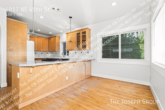 Building Photo - 4017 NE 45th St