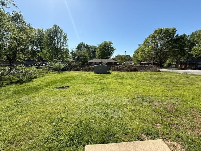 Building Photo - 103 S Cottonwood Ave