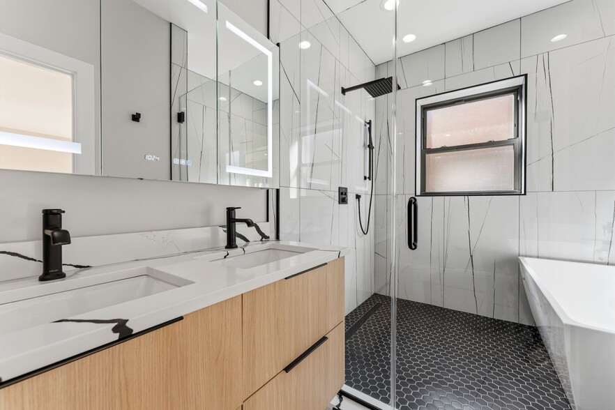 Building Photo - 7522 N Eastlake Ter