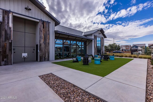 Building Photo - 632 W Winchester Dr