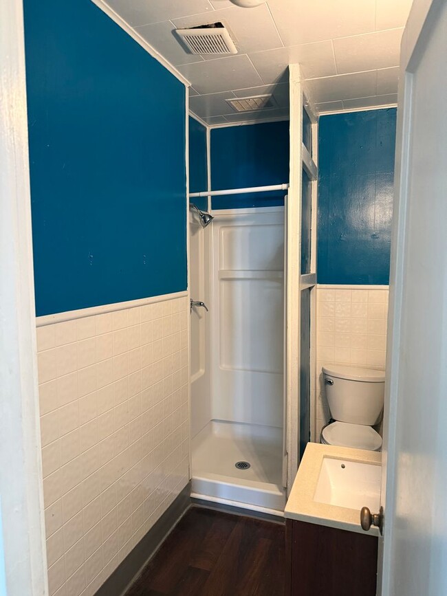 Building Photo - Charming 2-bedroom unit in fourplex