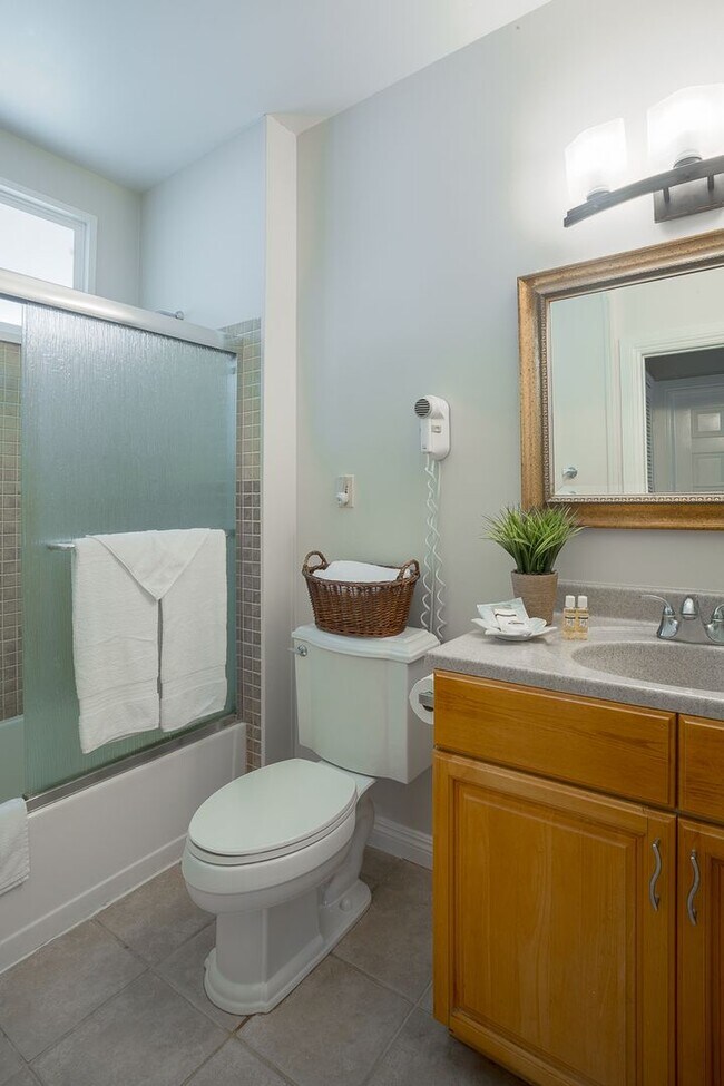 Building Photo - Welcome to this stunning 3-bedroom, 3-bath...
