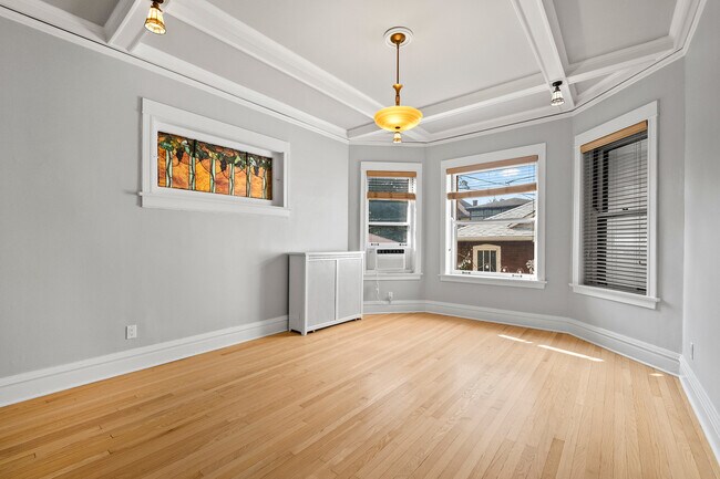Building Photo - 1335 W Thorndale Ave