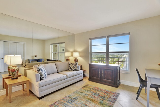 Building Photo - 1021 Hillsboro Mile