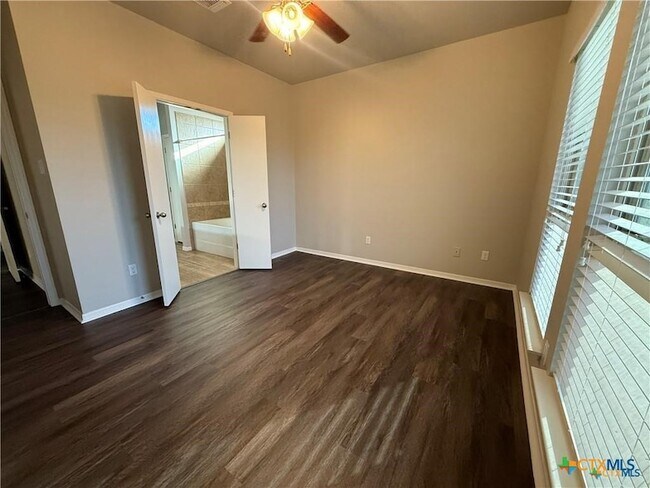 Building Photo - 1214 Jamestown Dr