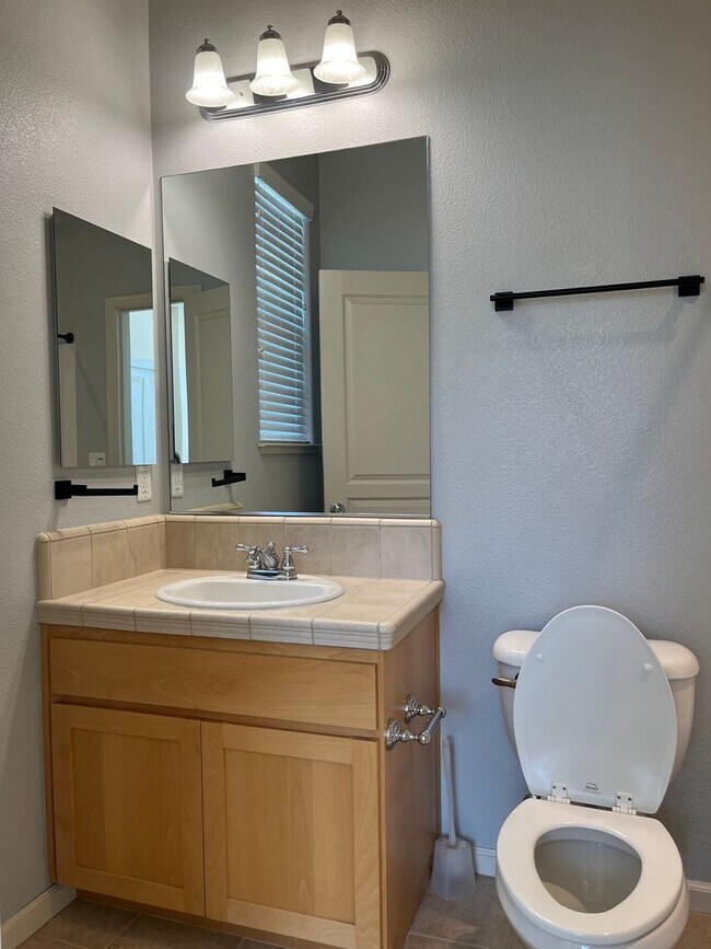 Building Photo - Stylish Willow Glen Townhome with Dual Master Suites, High Ceilings & Modern Upgrades!