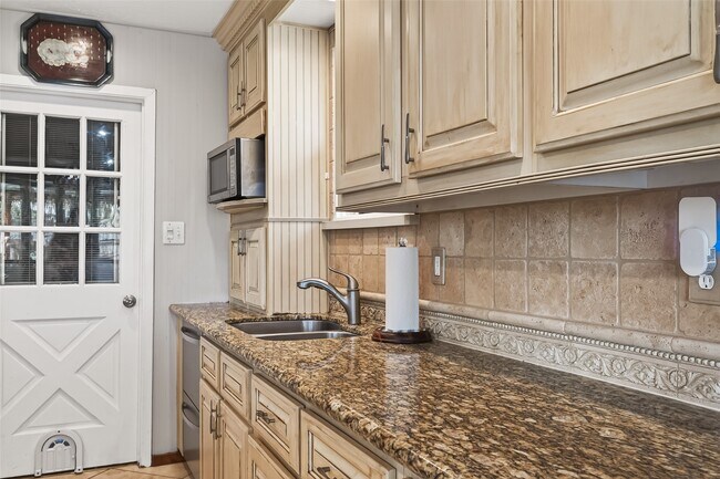 Building Photo - 805 Camelot Ln