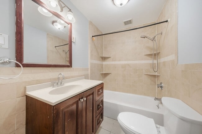 Building Photo - 281 River St