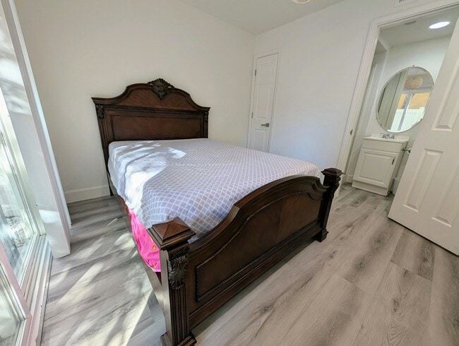 Building Photo - 827 Harmony Pl