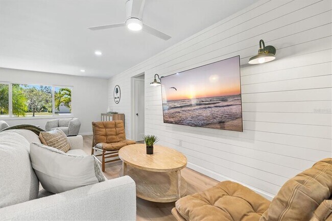 Building Photo - 2641 Hyde Park St