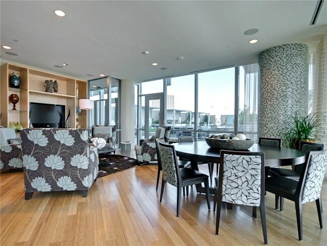 Building Photo - 1301 Throckmorton St