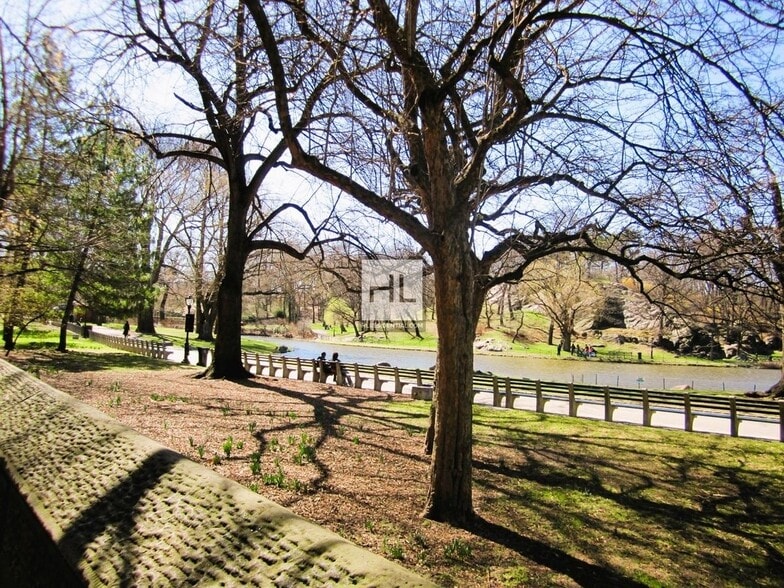 Building Photo - Large, Bright Studio next to Central Park