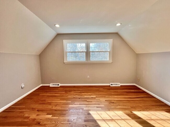 Building Photo - Beautiful and updated 4 BR 2.5 BA with gar...