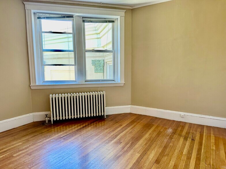 Building Photo - 74 Egmont St