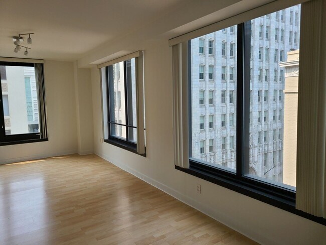 Building Photo - 1BR/1BA 837sqft! Condo! Parking! Laundry! ...