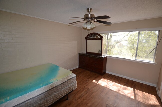 Building Photo - Fully Furnished!  2 bedroom 1 bath townhou...