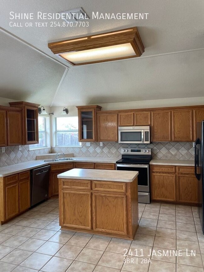 Building Photo - 2411 Jasmine Ln