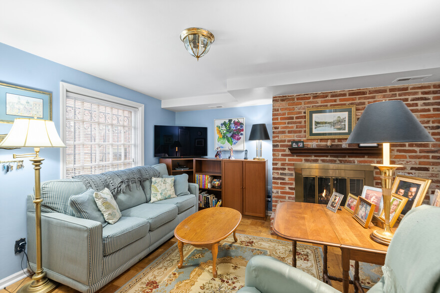 Building Photo - 408 S Croskey St