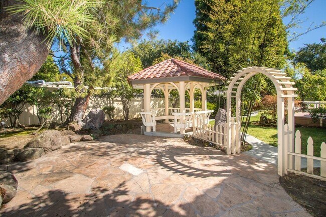 Building Photo - Spacious Executive Home in the Heart of Mi...