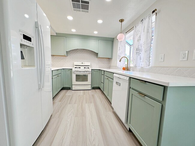 Building Photo - 4 BEDROOM 2.5 BATH HOME