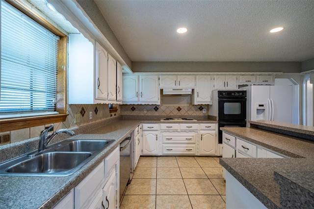 Building Photo - 4212 Village Green Dr