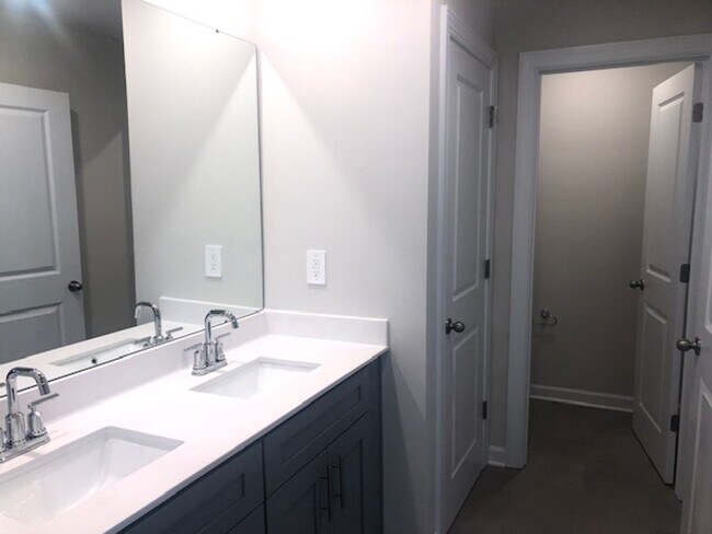 Building Photo - Newer Townhome with 1 Car Garage in Braemar Village! COMING SOON!