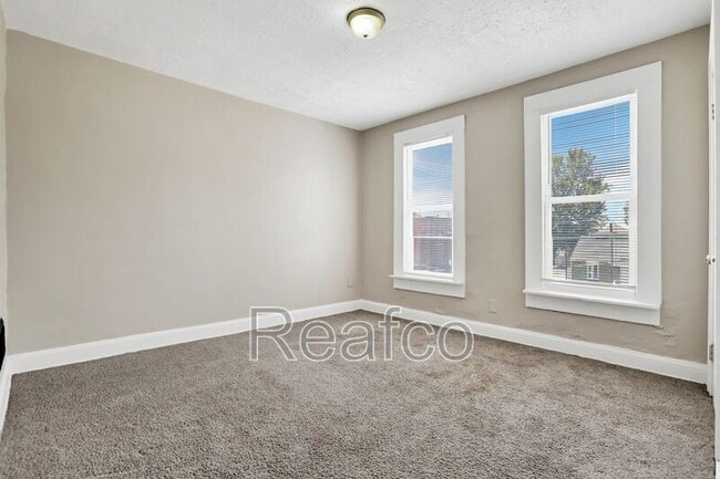 Building Photo - 498 N Champion Ave